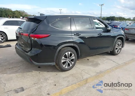 2021 Toyota Highlander Xle z USA, uszkodzony, nr VIN 5TDGZRAH8MS035207